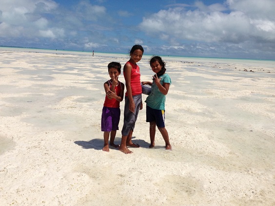 Pinales_Kiribati Kids at Low Tide1